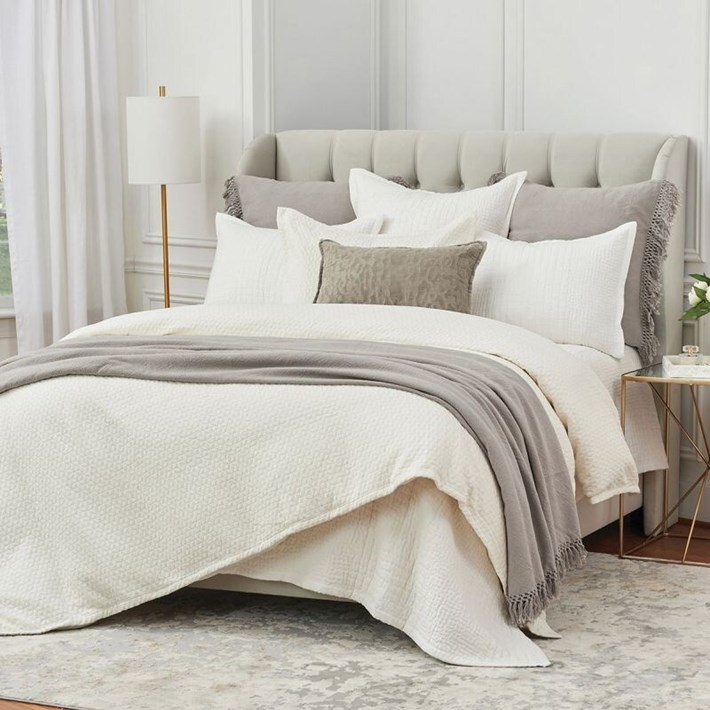 Elisabeth York Willa offers Ivory Queen Quilt